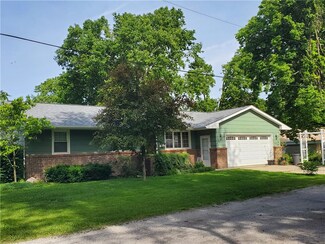 919 S Van Buren St, Sullivan, IL 61951