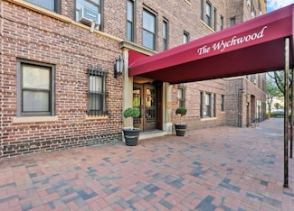 8 Barstow Rd Unit 4, Great Neck, NY 11021