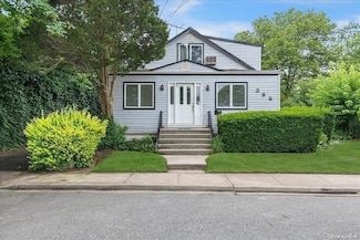 395 Serena Rd, Hewlett, NY 11557