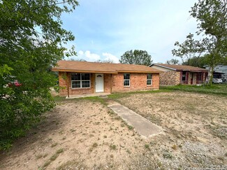 518 S Camp St, Uvalde, TX 78801