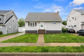 2573 Legion St, Bellmore, NY 11710