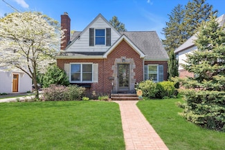 18 Hathaway Dr, Garden City, NY 11530