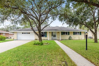 1113 Adeline St, Sinton, TX 78387
