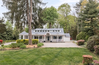32 Hicks Ln, Old Westbury, NY 11568