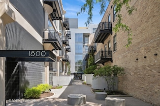 1800 W Grace St Unit 523, Chicago, IL 60613