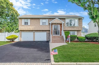 126 Farmers Ave, Lindenhurst, NY 11757