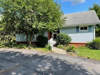 6031 Oakwood Ln, Slatington, PA 18080