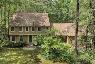 32 Holton Cir, Londonderry, NH 03053