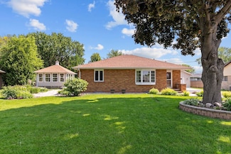 1083 Lakeshore Dr, Menasha, WI 54952