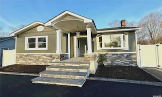 73 S Evergreen Dr, Selden, NY 11784
