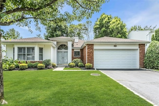 165 Country Club Dr, ComMacK, NY 11725