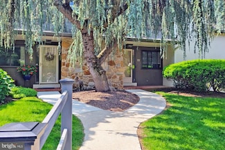 77 Oak Knoll Dr, Berwyn, PA 19312