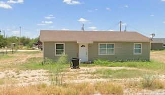 227 E Hutchins St, La Pryor, TX 78872