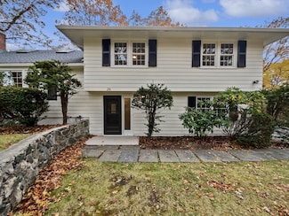 26 Berkshire Dr, Winchester, MA 01890