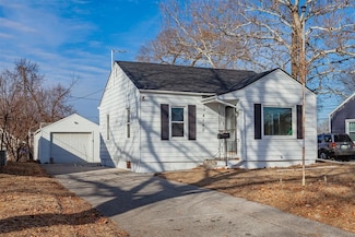 4140 Cambridge St, Des Moines, IA 50313
