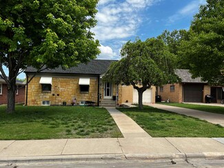 560 W 7th St, Hoisington, KS 67544