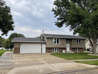 1744 Wichita Dr, Bismarck, ND 58504