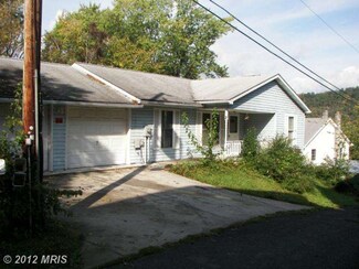 221 River St, Paw Paw, WV 25434