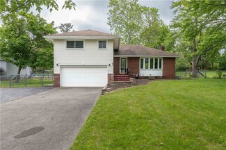 42 Williamsburg Rd, Pittsford, NY 14534