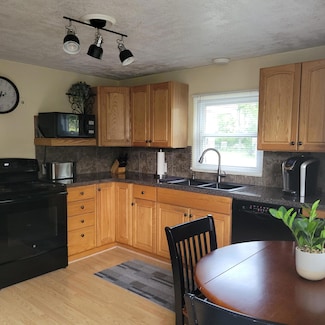 1049 Vick Rd, Norton Shores, MI 49441