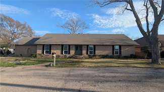 1122 W 6th St, Mc Gregor, TX 76657
