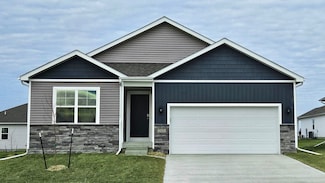 2801 Mary Dr, Hiawatha, IA 52233