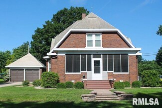 518 N Main St, Eureka, IL 61530