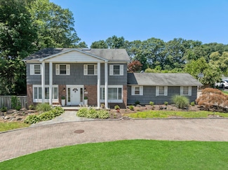 9 Lucille Ln, Dix Hills, NY 11746