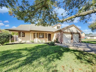 555 Shealy St, Webster, TX 77598