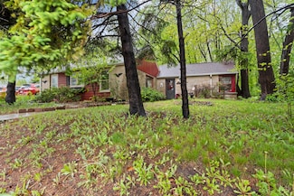 W156N8813 Pilgrim Rd, Menomonee Falls, WI 53051