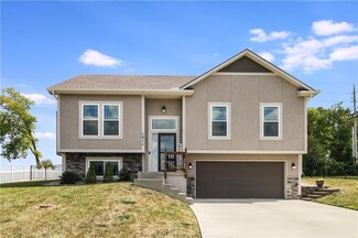 1011 SW Powell Dr, Oak Grove, MO 64075