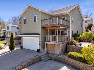 122 Maple Ave, Pewaukee, WI 53072