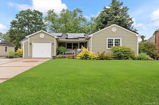 50 Towne St, Amityville, NY 11701