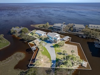 37 Dolphin Dr, Crawfordville, FL 32327