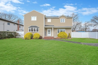 45 Feustal St, Lindenhurst, NY 11757
