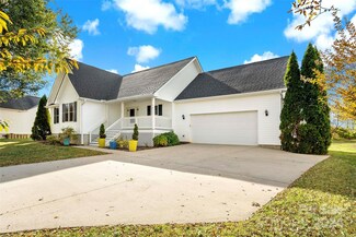143 Beaver Dam Dr, Mills River, NC 28759