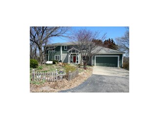8550 Waverly Rd, De Soto, KS 66018