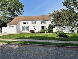 7 Lurcott Ln, Central Islip, NY 11722