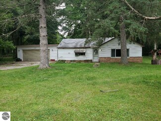 9511 Cook Ave, Lake, MI 48632