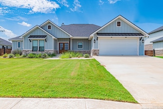137 W Magnolia Cir, La Vernia, TX 78121