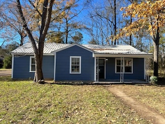 11 Washington St, West Point, MS 39773