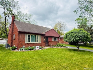 992 Key Dr W, Clawson, MI 48017