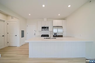 401 E Central Blvd Unit 4B, Palisades Park, NJ 07650