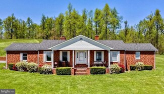 60 Head Waters Rd, Chester Gap, VA 22623