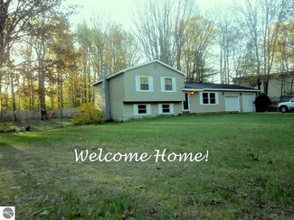 20935 Red Oak Dr, Lake Ann, MI 49650