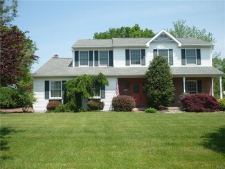 208 Fence Row Dr, Nazareth, PA 18064