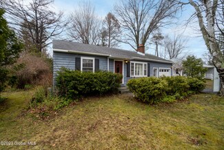 8 Maplewood Dr, Ballston Lake, NY 12019