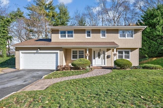 8 Blueberry Ln, Oyster Bay, NY 11771