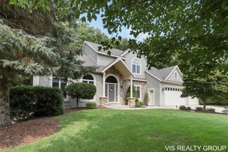 19034 Sioux Dr, Spring Lake, MI 49456