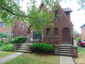 22 Woodward Heights (Upper Unit) Blvd, Pleasant Ridge, MI 48069